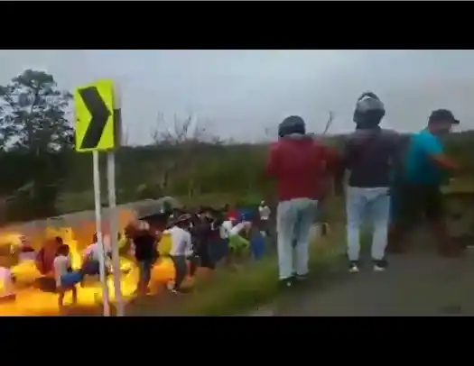 Moment a fallen fuel tanker exploded while people were scooping fuel in Colombia (Video)