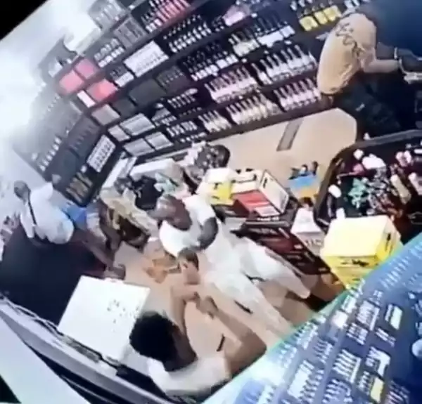 CCTV captures armed robbery operation in a wine shop (video)