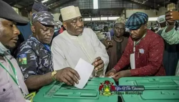 Police Officer Captured Voting During Kano APC Congress In Trouble (Photo)