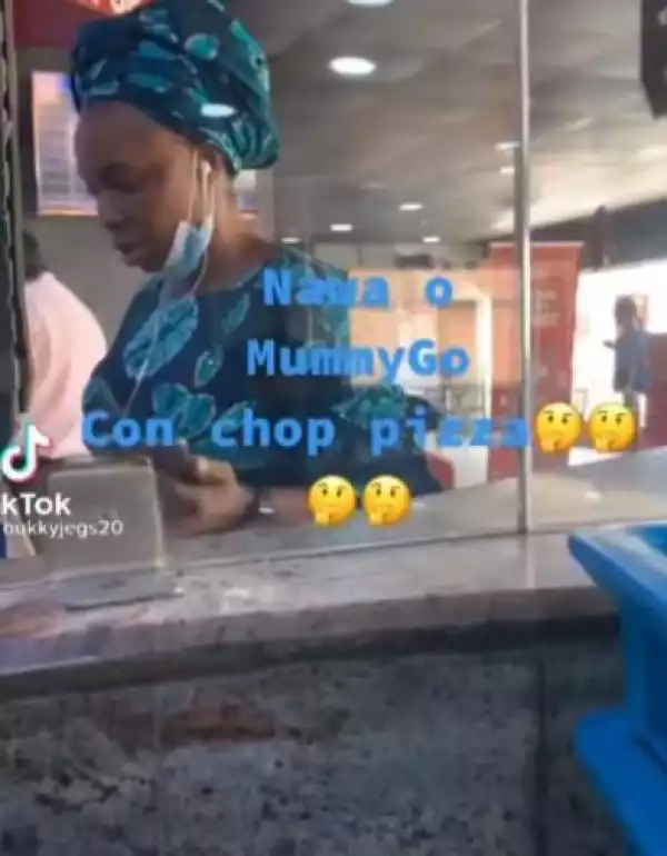 Mummy GO Spotted Grabbing Pizza (Video)