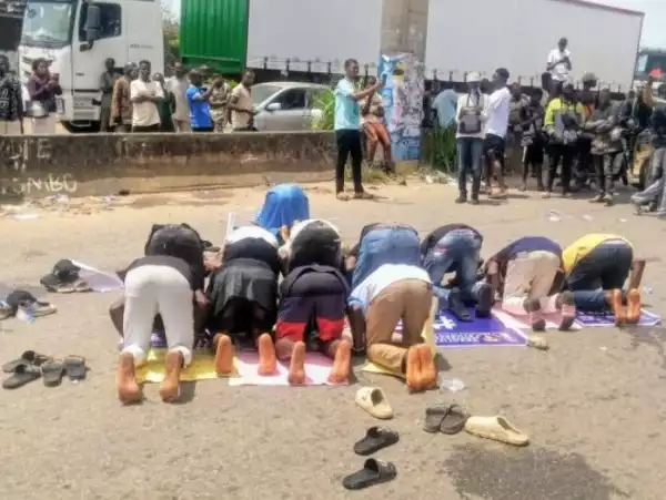 Photos Of Protesting OAU Students Praying On The Road As ASUU Members Join The Protest