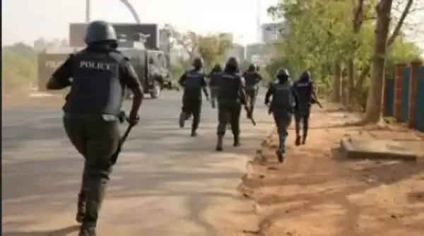 BREAKING: Anambra Police Seal Factional Eze Uzu’s Palace, Chase Away New Yam Celebrants