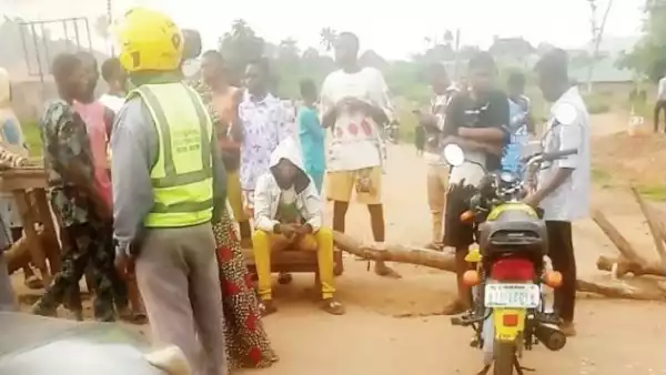 Drama As Angry Members Of Ondo Community Block Road Over Power Outage (Photo)