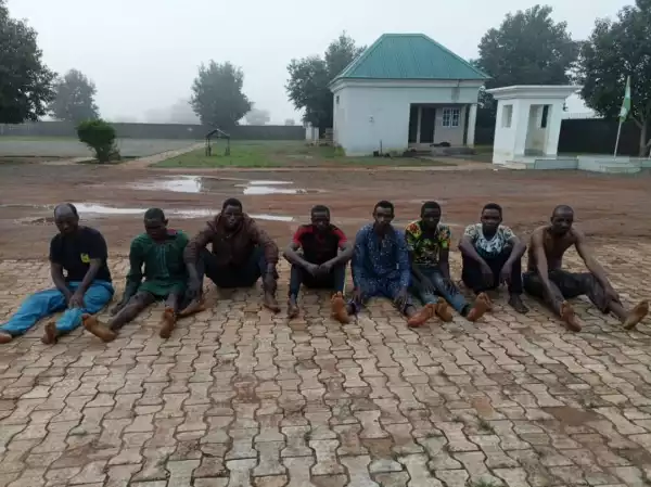 How Gallant Troops Nabbed Seven ‘Bandits’ In Kaduna As Residents Lynch Suspected Accomplice (Photo)