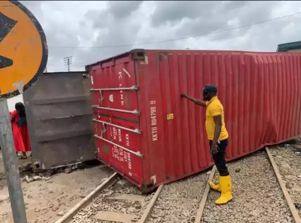 One Injured As Container Truck Overturns In Lagos