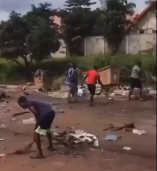 Enugu youths clean up their community after hoodlums left it in a mess (video)