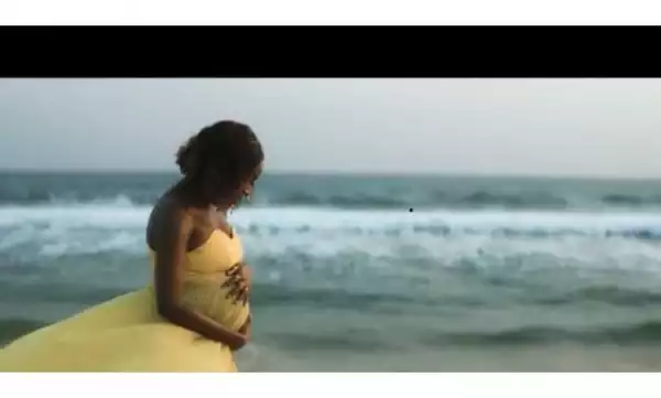 Simi set to welcome her first child…officially unveils bare baby bump (video)