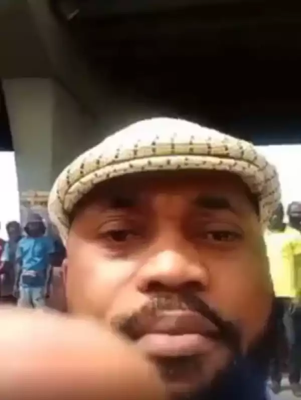 Policeman Hides His Face After Being Confronted By Actor Damola Olatunji For Slapping His P.A (Video)