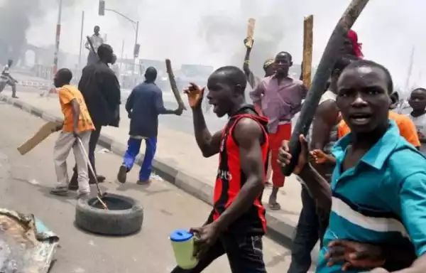 JUST IN!!! Thugs Invade Delta Court, Chase Away Judge, Lawyers (See Full Details)