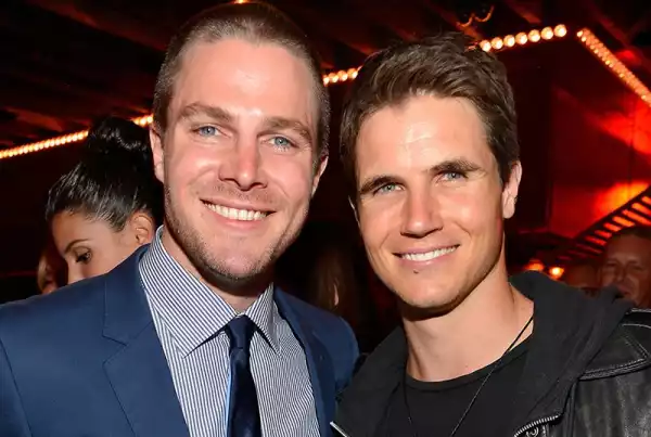 Robbie & Stephen Amell Returning for Sci-Fi Action Sequel Code 8: Part II
