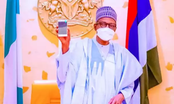 President Buhari Shows Off Photo Of First Ever Made-in-Nigeria Mobile Phone (Photos)