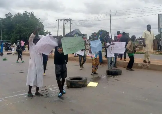 Protesters barricade Lafia-Makurdi highway, cause traffic gridlock