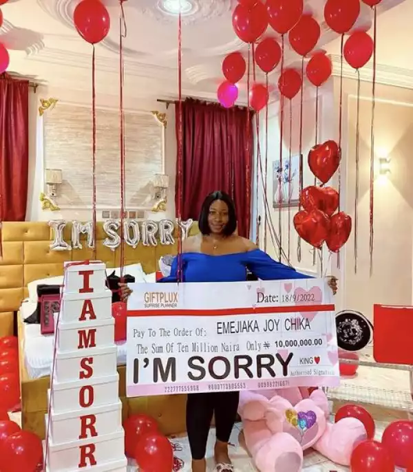 Nigerian Man Apologizes To His Girlfriend With 