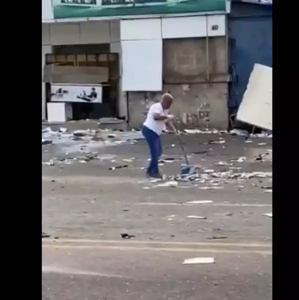 Elderly woman takes it upon herself to clean up a street trashed by looters in Surulere (video)