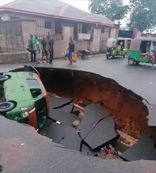 Sinkhole appears in the middle of a road in Ogbor Hill, Aba, following heavy downpour (photos/video)