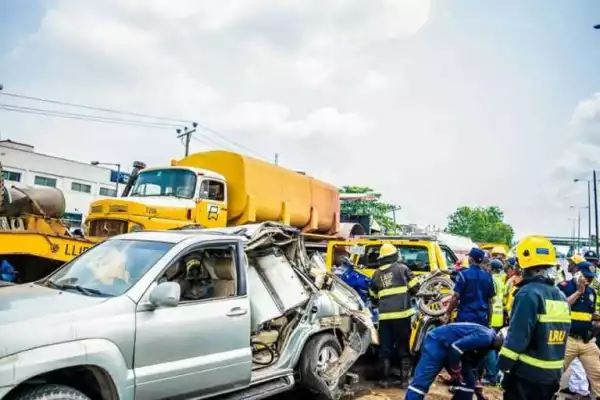 Tragedy Averted As Container Falls On Multiple Vehicles In Lagos, 9 People Rescued. Photos